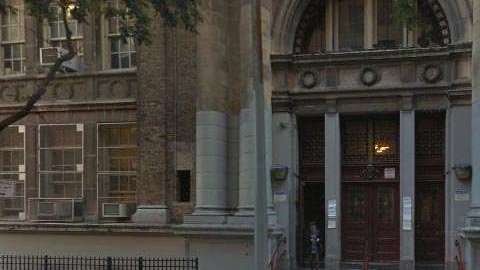 La secundaria Washington Irvington Campus ubica en 40 Irving Pl.