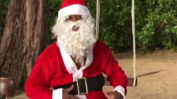 El jugador francés Patrice Evra disfrazado de Santa Claus.