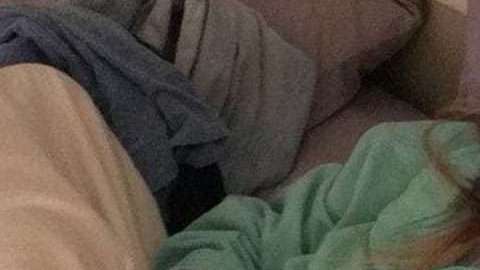 Meghan mostrando la camiseta que su novio había perdido. La imagen también revela algo más.