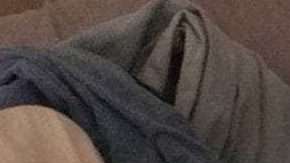 Meghan mostrando la camiseta que su novio había perdido. La imagen también revela algo más.