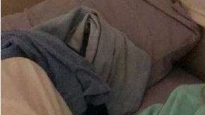 Un chico mandó una foto a su mamá de un regalo y su novia, pero no se percató de un detalle.