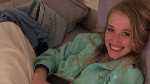 Un chico mandó una foto a su mamá de un regalo y su novia, pero no se percató de un detalle.