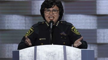 Sheriff del condado de Dallas, Lupe Valdez se lanza a la gobernación de Texas para defender a inmigrantes