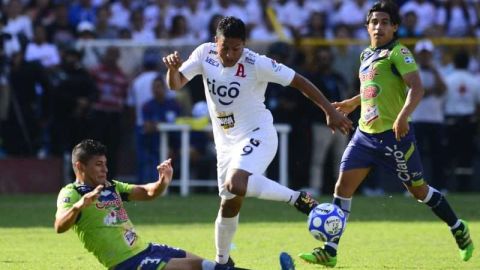 Alianza por fin pudo vender a Santa Tecla en la tercera final al hilo que disputan en el fútbol salvadoreño. (Foto: MARVIN RECINOS/AFP/Getty Images)