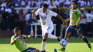 Alianza por fin pudo vender a Santa Tecla en la tercera final al hilo que disputan en el fútbol salvadoreño. (Foto: MARVIN RECINOS/AFP/Getty Images)