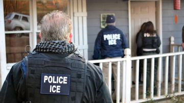 Demandan al gobierno federal por que ICE entra a las casas de los indocumentados sin orden judicial o orden de arresto