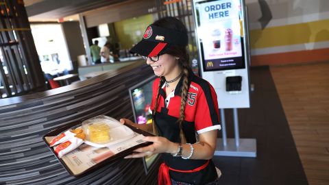 McDonnalds se ha estado defendiendo en tribunales frente a la categorización de joint employer de sus franquiciados./Getty Images