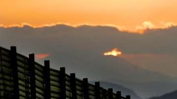 Un vehículo de la patrulla fronteriza circula al lado del muro que ya existe al sur de San Diego