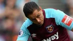 Javier "Chicharito" Hernández casi hizo un golazo a Petr Cech del Arsenal.