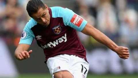 Javier "Chicharito" Hernández casi hizo un golazo a Petr Cech del Arsenal.