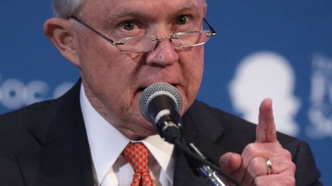 El fiscal general Jeff Sessions,un "duro" en inmigración desde que estaba en el senado federal y ahora, punta de lanza contra los inmigrantes en tribunales migratorios (Foto: archivo)