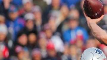 Tom Brady de New England Patriots le pasó por encima a los Bills de Buffalo en el New Era Field de Orchard Park, New York.  (Foto: Brett Carlsen/Getty Images)