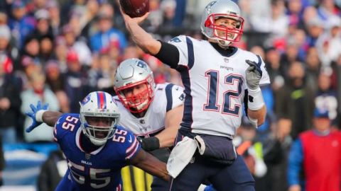 Tom Brady de New England Patriots le pasó por encima a los Bills de Buffalo en el New Era Field de Orchard Park, New York.  (Foto: Brett Carlsen/Getty Images)