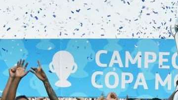 Jugadores de Alianza Lima celebran el campeonato logrado en el Clausura ante Comerciantes Unidos.
 (Foto: CRIS BOURONCLE/AFP/Getty Images)