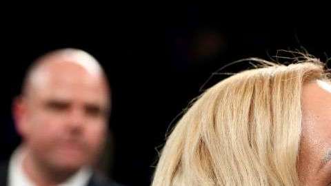 Miguel Cotto y el beso a su esposa Melissa Guzmán  Al Bello/Getty Images