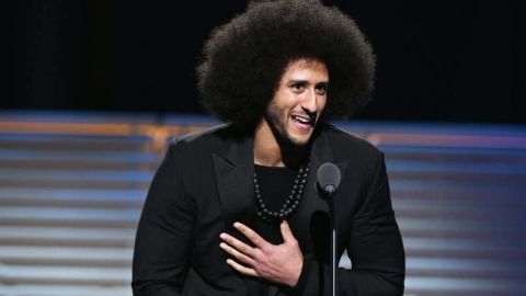 El exmariscal de campo Colin Kaepernick recibió de la revista Sports Illustrated el premioMuhammad Ali Legacy 2017en el Barclays Center de New York.  (Foto: Slaven Vlasic/Getty Images for Sports Illustrated)