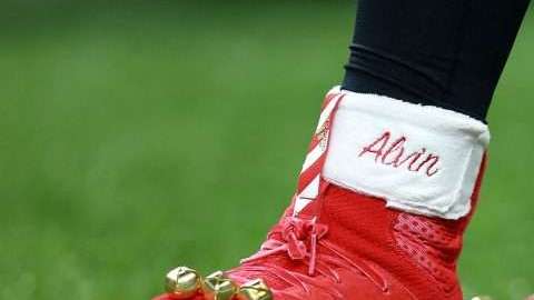 El jugador de los Saints de New Orleans Alvin Kamara usó un calzado 'navideño' Adidas de color diferente al uniforme, algo prohibido por la NFL.
 (Foto: Sean Gardner/Getty Images)