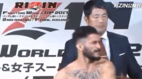 Ian McCall y Manel Kapel se dieron de golpes durante la ceremonia de pesaje