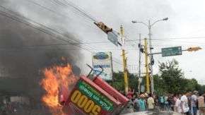 Carros y autobuses fueron incendiados en varias localidades del país.