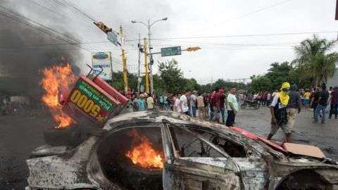 Carros y autobuses fueron incendiados en varias localidades del país.