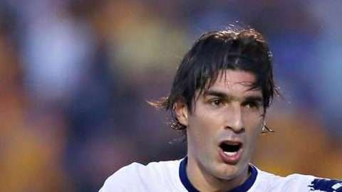 Imagen de Sebastián Abreu durante un juego de leyendas en México. Hoy es leyenda con 26 clubes en su haber.