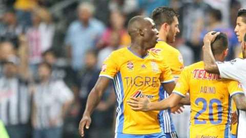 Jugadores de Tigres y Monterrey durante un partido de la Liga MX, (Foto: Imago7)