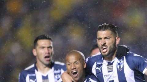 Carlos Sánchez, Nicolás Sánchez y Avilés Hurtado festejan el gol de Rayados frente a Tigres en el juego de ida de la Final del Apertura 2017 de la Liga MX. (Foto: Imago7)