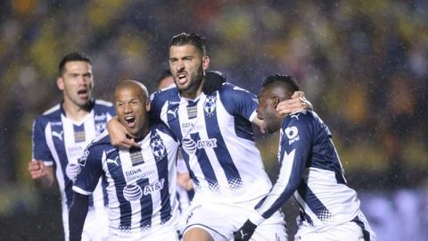 Carlos Sánchez, Nicolás Sánchez y Avilés Hurtado festejan el gol de Rayados frente a Tigres en el juego de ida de la Final del Apertura 2017 de la Liga MX. (Foto: Imago7)