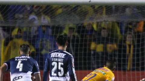 El increíble cobro de penalti del jugador de Tigres Enner Valencia en la Final del Apertura 2017 contra Rayados del Monterrey. (Foto: Imago7)