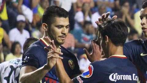 Henry Martin, Silvio Romero y Oribe Peralta festejan un gol del América frente al Atlético Zacatepec en el estadio Agustín "Corucó" Díaz. (Foto: Imago7/Octavio Vidal)