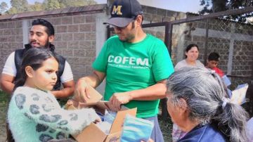 Voluntarios de Cofem en las comunidades más alejadas de Puebla y Morelos.