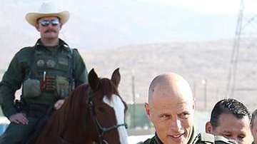 Comisionado de Patrulla Fronteriza, Ronald D. Vitiello, visita zona del muro con México.