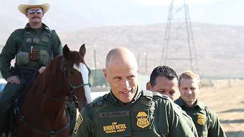 Comisionado de Patrulla Fronteriza, Ronald D. Vitiello, visita zona del muro con México.