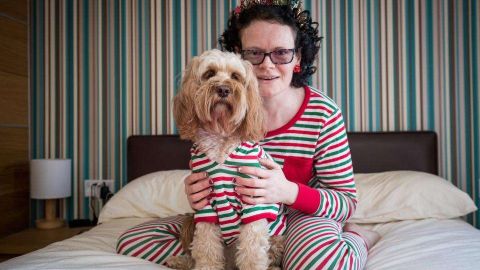 Helena Mueller con su perrita Cockapoo, Lola.