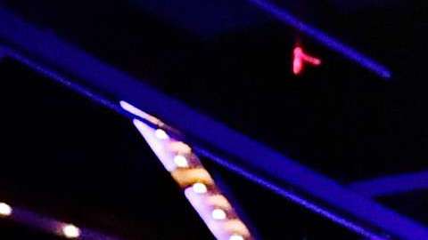 Vasyl Lomachenko es sujetado de los brazos por Guillermo Rigondeaux, quien no fue rival para el ucraniano.