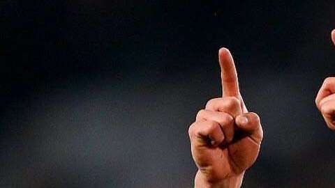 Hirvig "Chucky" Lozano celebra su gol