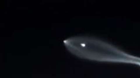 La sorpresa de ver tal aparición en el cielo hizo que las agencias del orden se inundaran de reportes al respecto.