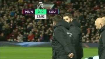 Romelu Lukaku sufrió un fuerte golpe en la cabeza y salió en camilla y con mascarilla de oxígeno