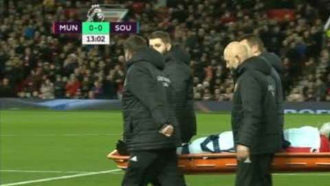 Romelu Lukaku sufrió un fuerte golpe en la cabeza y salió en camilla y con mascarilla de oxígeno