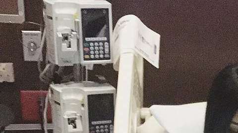 La adolescente Nayzia Thomas estudiando mientras estaba de parto.