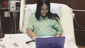La adolescente Nayzia Thomas estudiando mientras estaba de parto.