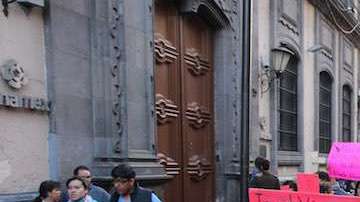 Cientos de personas se sumaron a la marcha para exigir justicia por los feminicidios en Puebla.