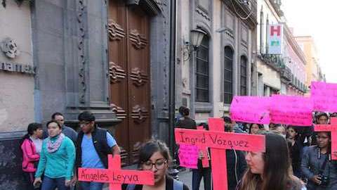 Cientos de personas se sumaron a la marcha para exigir justicia por los feminicidios en Puebla.