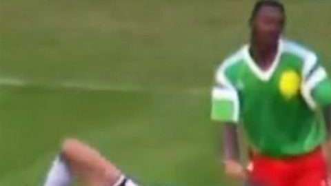 El camerunés Benjamin Massing tras la patada a Claudio Caniggia en el Mundial Italia 90.
