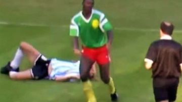 El camerunés Benjamin Massing tras la patada a Claudio Caniggia en el Mundial Italia 90.