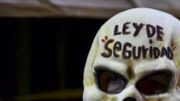 La ley para regularizar la presencia militar en las calles mexicanas desató protestas en el Senado.