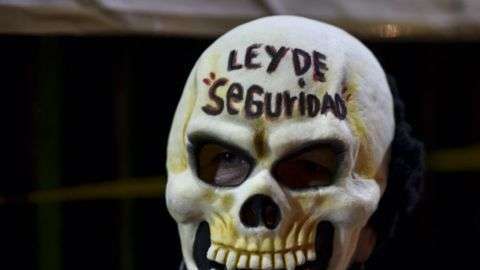 La ley para regularizar la presencia militar en las calles mexicanas desató protestas en el Senado.