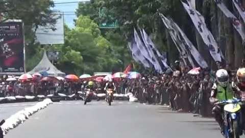 Doos pilotos protagonizaron una reyerta antideportiva en el Road Race de Malasia