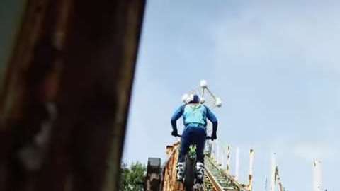 Dougie Lampkin desafió a la gravedad en una montaña rusa