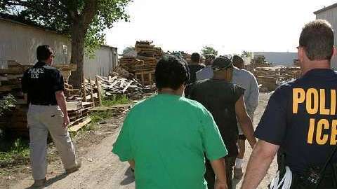 La "Salida Voluntaria" permite que el inmigrante no termine en su record con orden de deportación